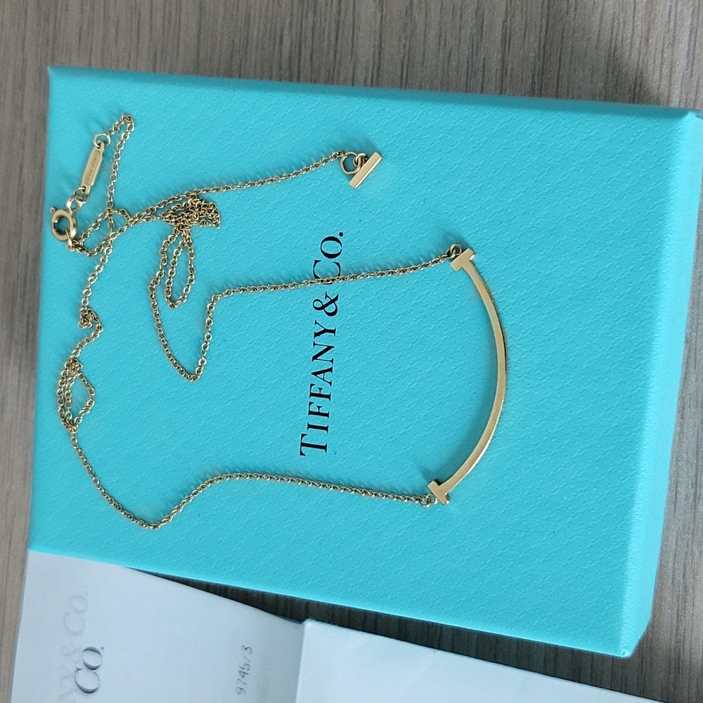 Tiffany & Co. Tiffany T Smile Pendantin 18k Yellow Gold, Small